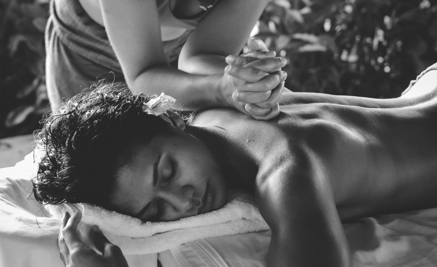 massage-soin-corps-noir-et-blanc