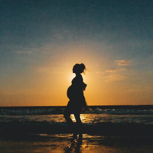 femme-enceinte-plage-coucher-de-soleil
